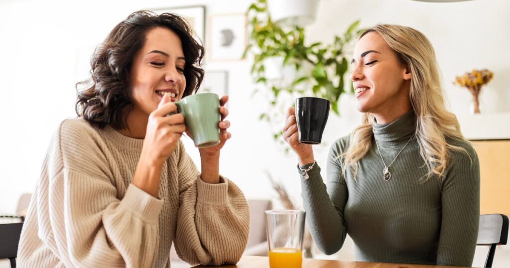 Introverti se často cítí pohodlněji s úzkým kruhem blízkých.