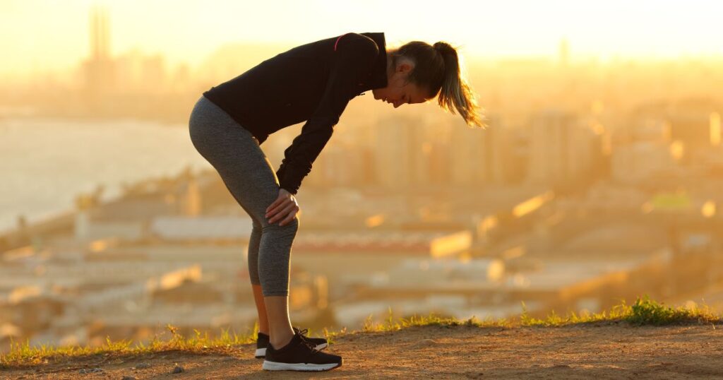 Na vyčerpání organismu pomáhá zaměřit se na regeneraci těla i mysli. Důležitý je dostatek spánku, vyvážená strava bohatá na vitamíny a minerály, a pravidelný pohyb.