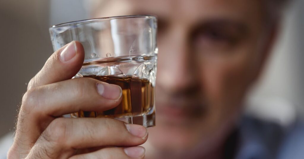 Závislost nabízí únik, ale jak se zbavit závislosti vyžaduje léčivý návrat k sobě.