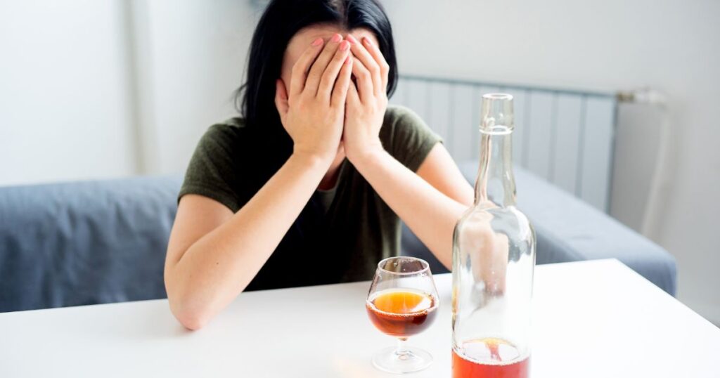 Chování alkoholika odhaluje hluboký zápas duše - za tajnými zásobami a výbuchy hněvu se skrývá touha cítit se aspoň na chvíli dobře a milovaně.