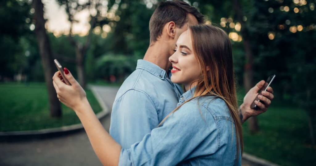 Místo telefonu v ruce se věnujte partnerovi - překonáte závislost i posílíte vztah.