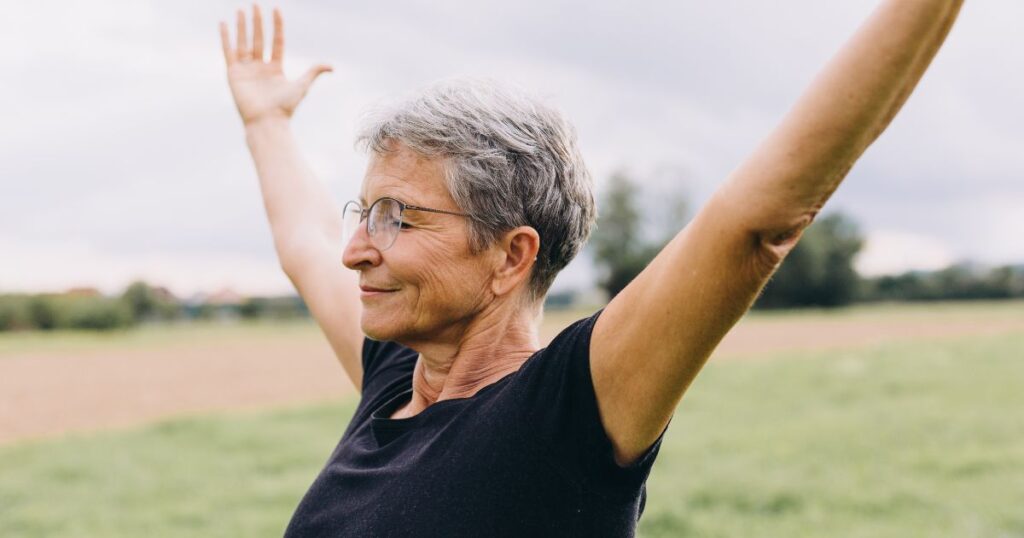 Vyzkoušejte meditování s mantrou nebo afirmacemi které vám pomohou udržet soustředění mysli.