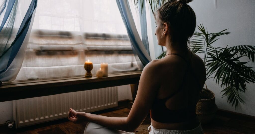 Naučte se jak meditovat doma bez speciálního vybavení jen s klidným prostorem a několika minutami času.
