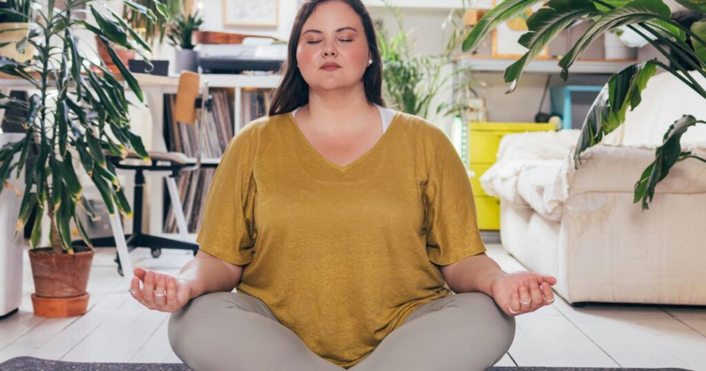 Praktikujte meditování každý den ve stejnou dobu pro vytvoření zdravého rituálu a hlubší účinek.