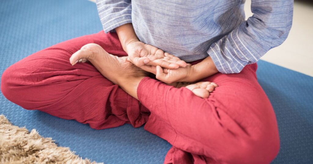 Vytvořte si pro meditace doma klidný koutek bez rušivých elementů kde se budete cítit bezpečně a uvolněně.