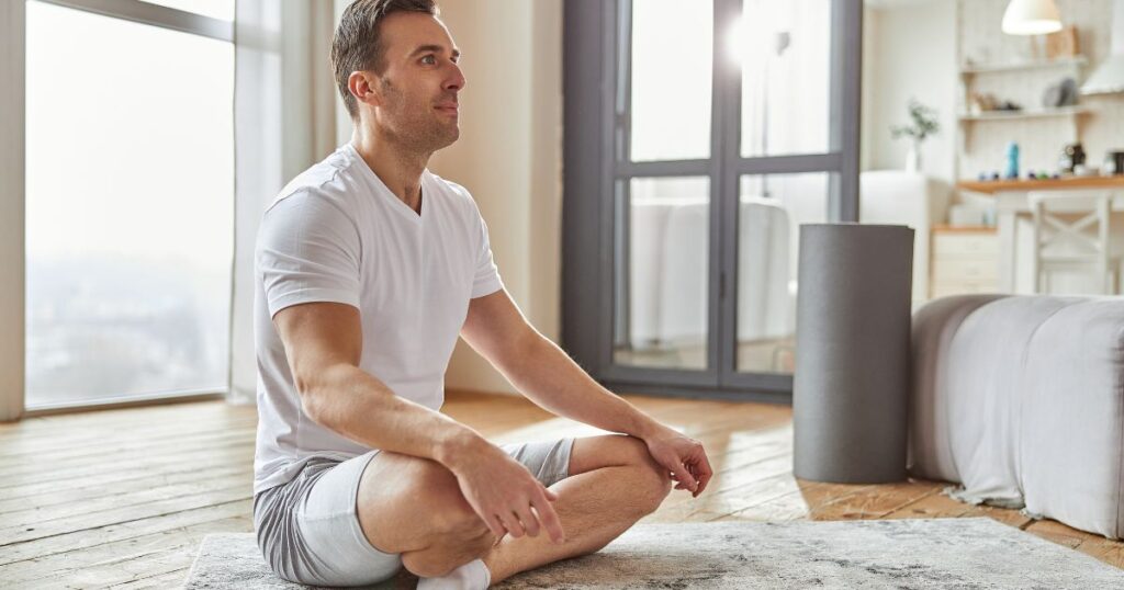 Vyzkoušejte meditování s řízenými meditacemi nebo aplikacemi které vás provedou celým procesem krok za krokem.