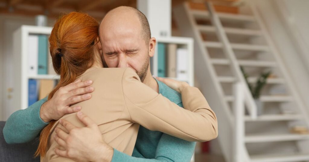 10 rad, co dělat, když muž neprojevuje city 10 Trpělivost a bezpečný prostor pomáhají muži naučit se projevovat city bez strachu.