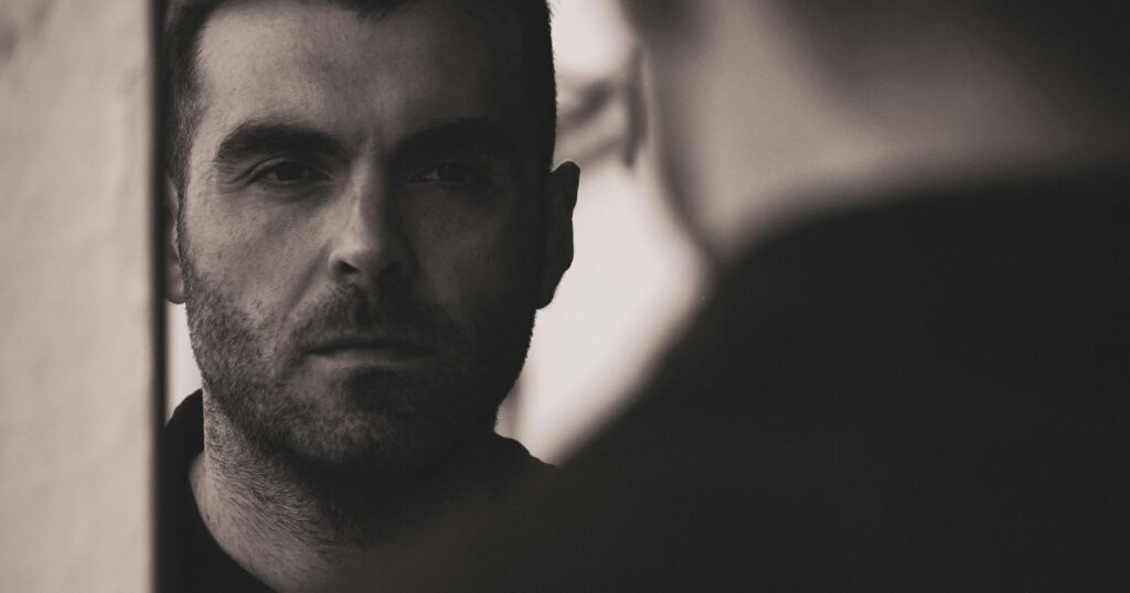 10 rad, co dělat, když muž neprojevuje city 2 Citově uzavřený muž projevuje lásku jinak – skutky, spolehlivostí a tichým souzněním s vámi.