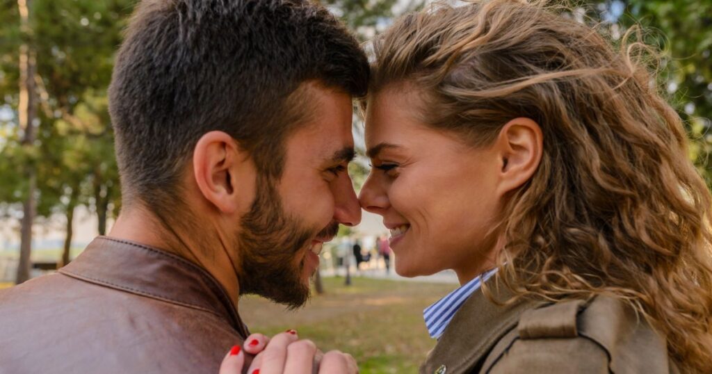 Co znamená, když si muž drží odstup? 6 Váš klid je silnější než jeho chlad.