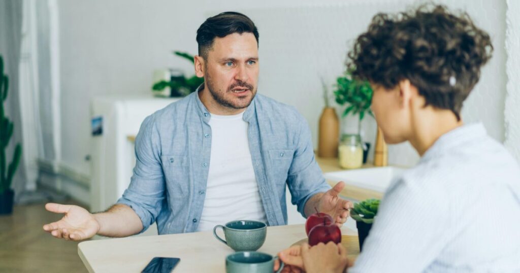 Co znamená, když si muž drží odstup? 3 Když muž prchá, přestaňte ho pronásledovat.