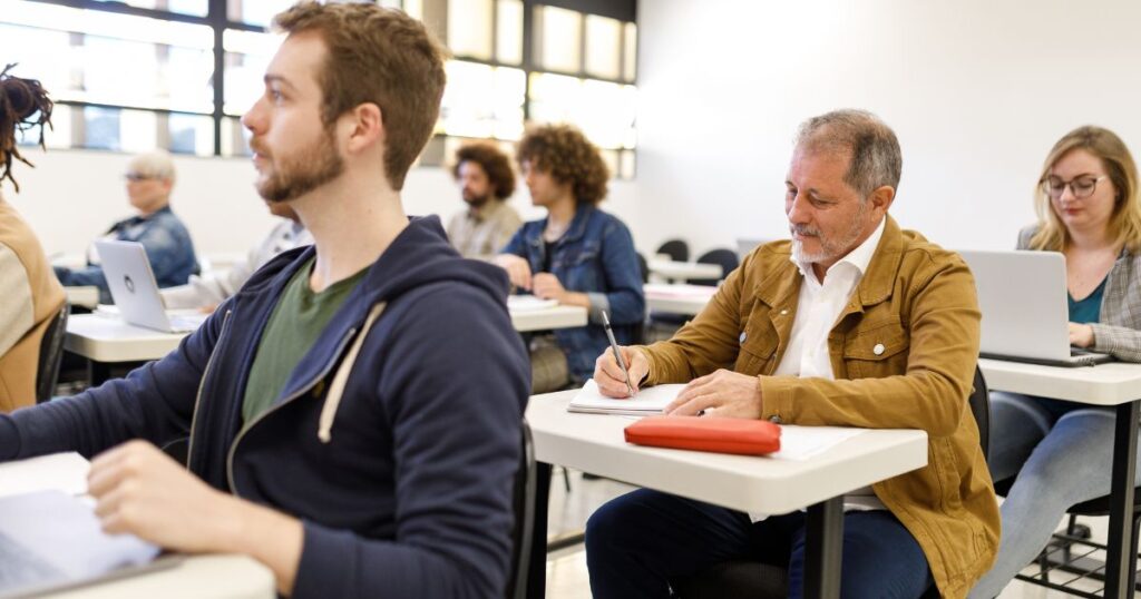 10 tipů, jak na osobní seberozvoj i v hektické době 7 Seberozvoj začíná sebepoznáním, ne dalším kurzem produktivity.