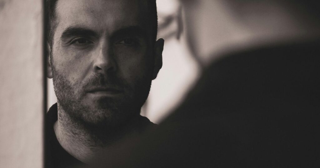 Co znamená, když si muž drží odstup? 5 Citový odstup muže odhalí jeho pravou tvář.