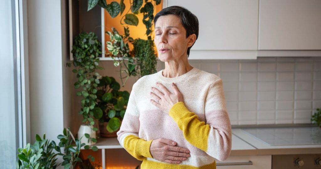 Co znamená, když si muž drží odstup? 10 Emoční chlad muže není vaše vina.