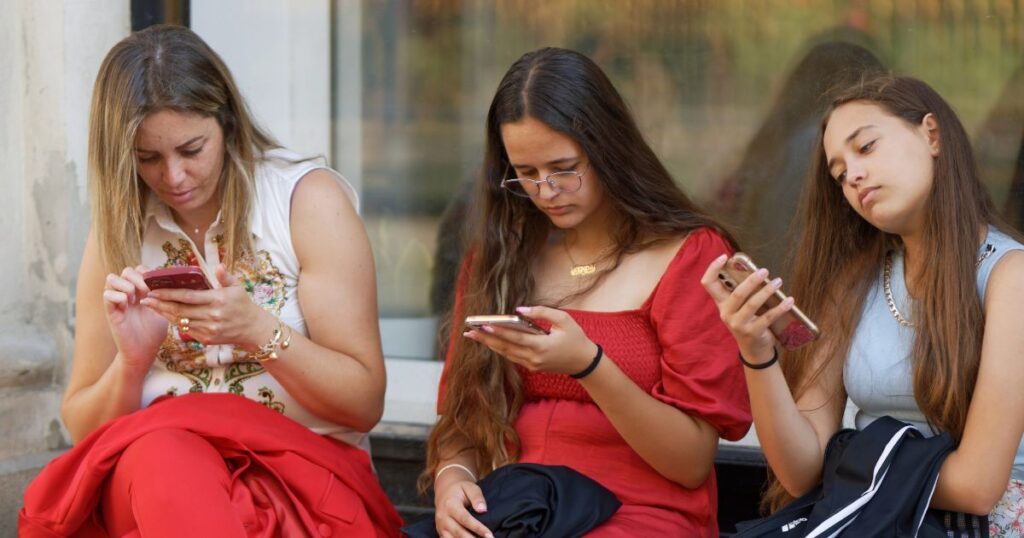 Závislost na sociálních sítích aneb co dělat v zajetí online světa 10 Telefon v ruce vás odpojuje od těch, které milujete nejvíc.