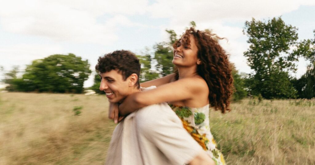 Znáte všechny fáze vztahu? 6 fází, kterými si projde každý pár 3 Skutečná láska začíná až po té, co spadnou růžové brýle.