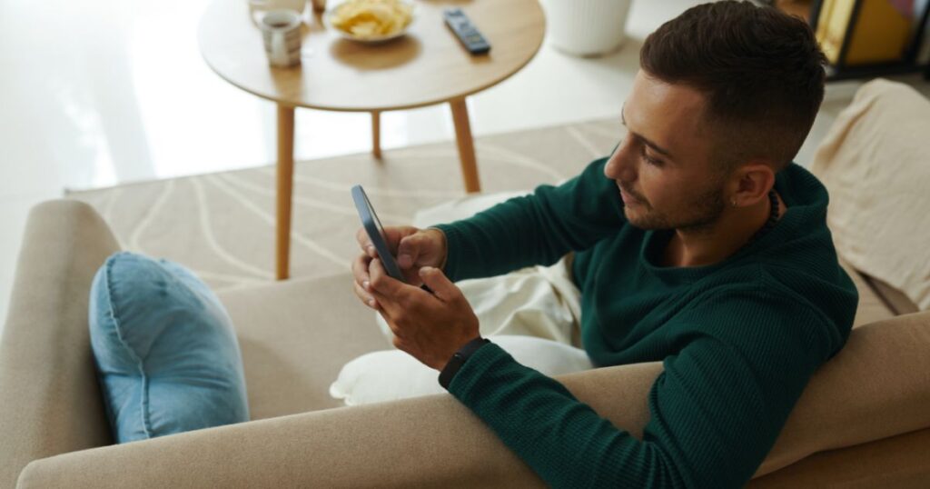 Závislost na sociálních sítích aneb co dělat v zajetí online světa 2 Sociální sítě vám slibují spojení, ale přinášejí osamění a únavu.